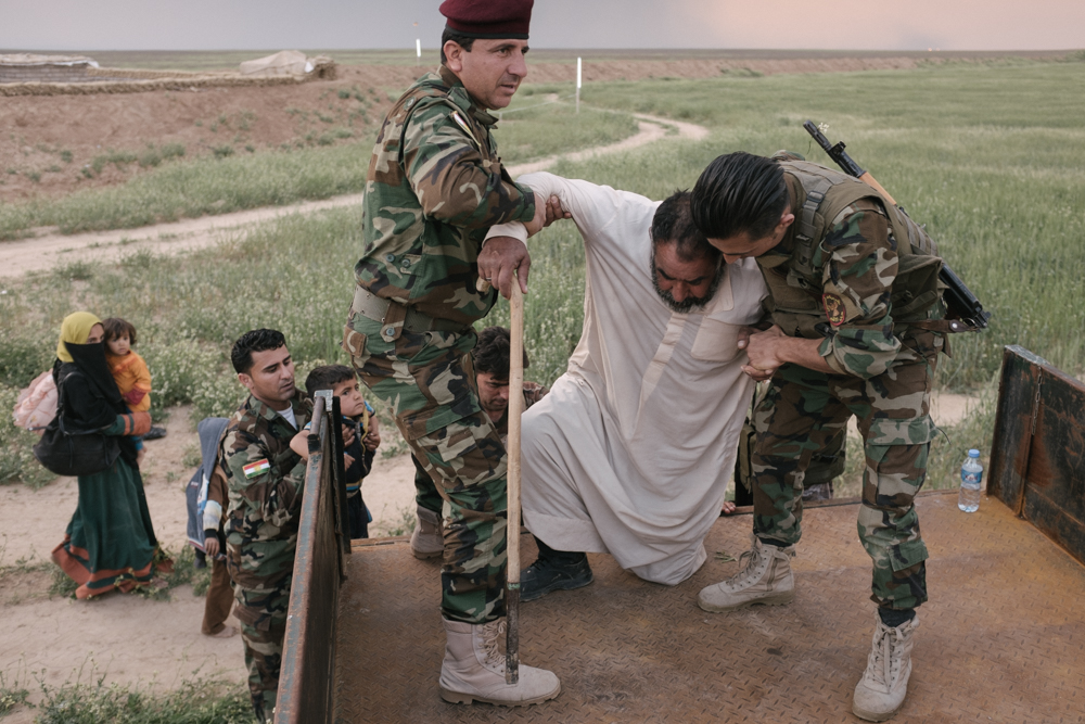 بالصور.. البيشمركة تنقذ حياة عشرات العرب الفارين من بطش داعش